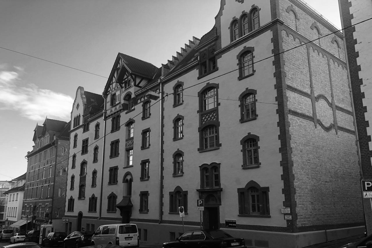 Architektonische Detailansicht einer Fassade mit vertikaler Gliederung